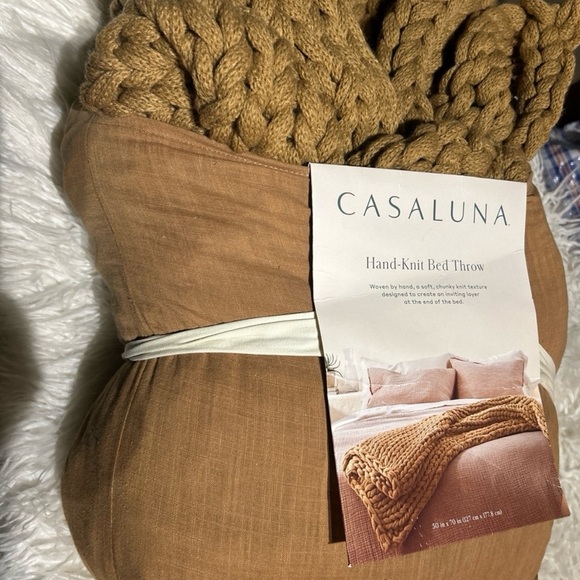 New Casaluna Hand-Knit bed throw 50in x 70 in - Picture 4 of 4